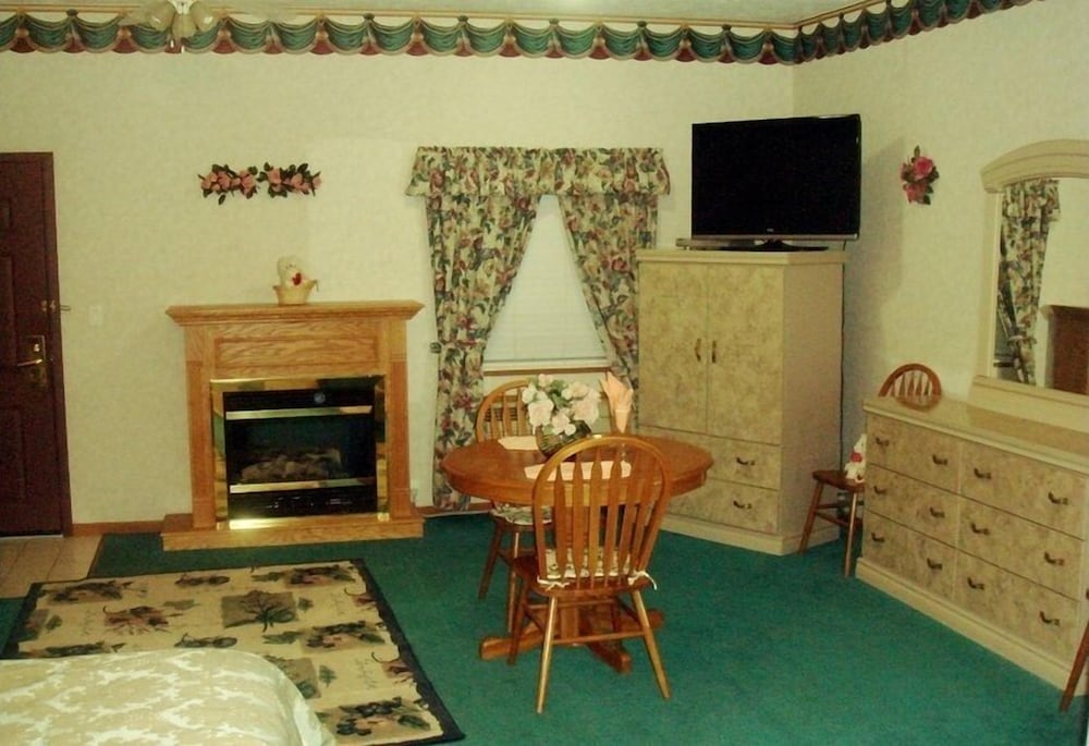 Townhouse Inn & Suites - photo 14