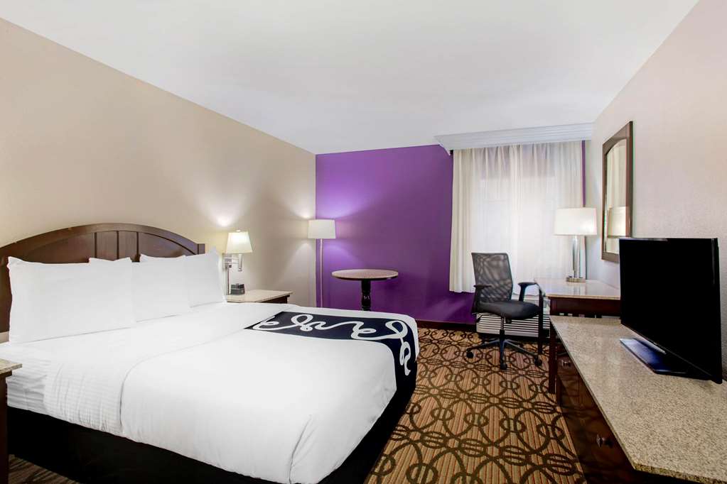 La Quinta Inn & Suites by Wyndham Springfield South - photo 32