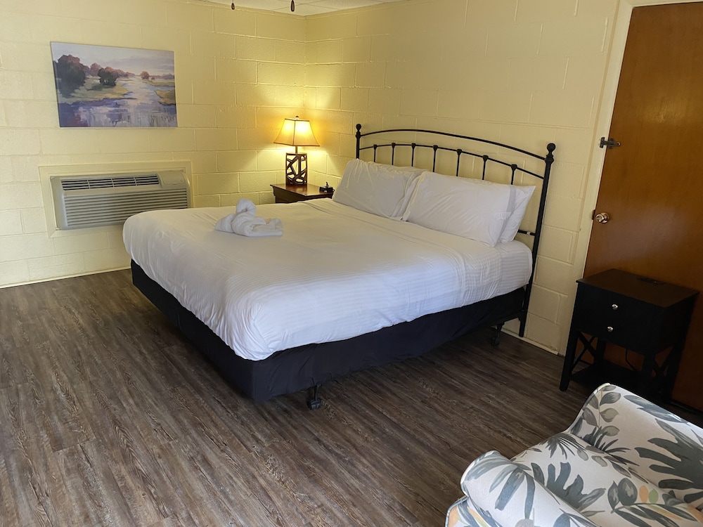 King Guest Room located at the Joplin Inn at the entrance to Mountain Harbor just 2 1 2 miles from Lake Ouachita. by RedAwning — hotel in Mount Ida