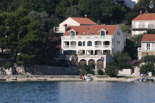 Rooms by the sea Slano Dubrovnik 5205 — hotel in Slano