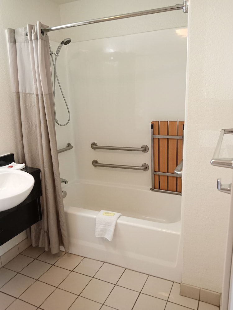 Travelodge By Wyndham Brattleboro Vt - photo 19