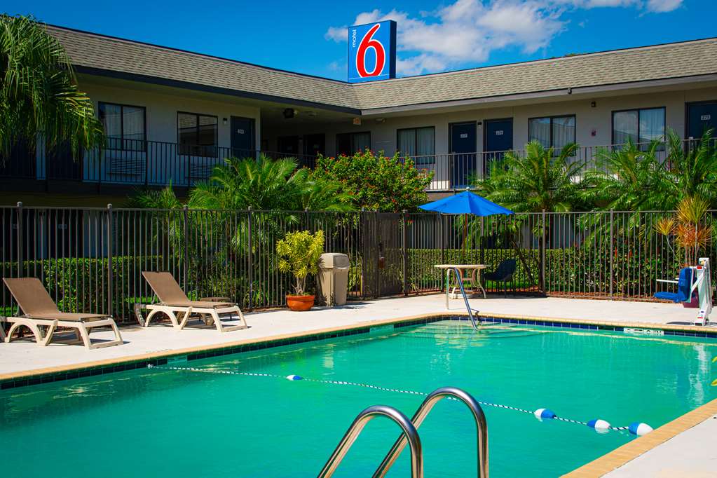 Motel 6 Lantana - photo 4