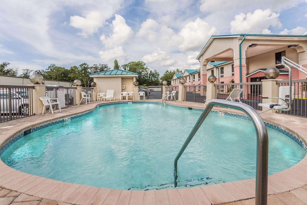 Days Inn by Wyndham Panama City Callaway - photo 15
