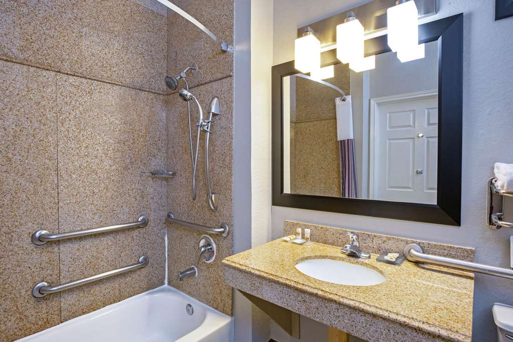 La Quinta Inn & Suites by Wyndham Pearland Houston South - photo 22