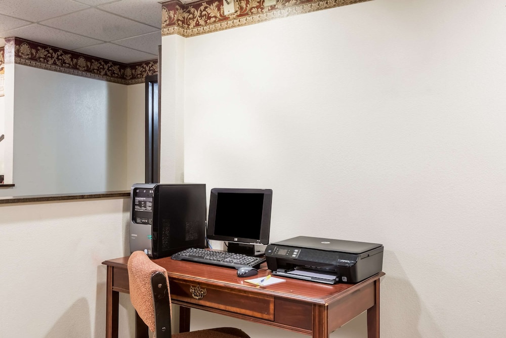 Days Inn & Suites by Wyndham Youngstown Girard Ohio - photo 29