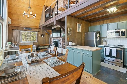 Crooked Ear Cabin — 4-Star Luxury Hotel in Wilmington, United States