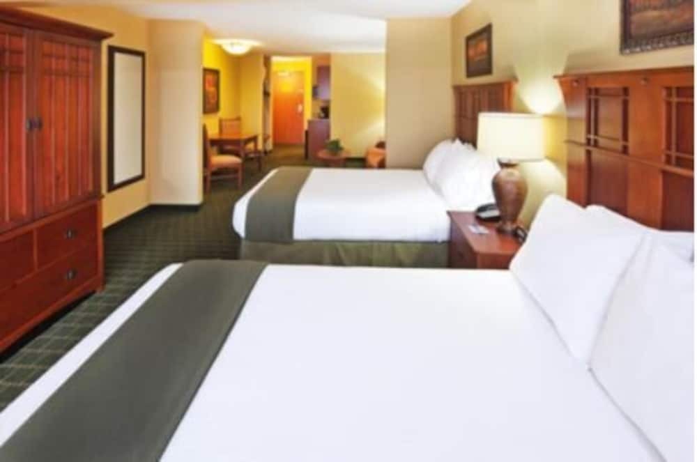 The Q Hotel & Suites - photo 15
