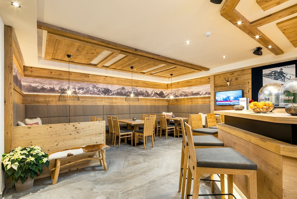 Alpin Chalet am Burgsee — 4-Star Luxury Hotel in Ladis, Austria