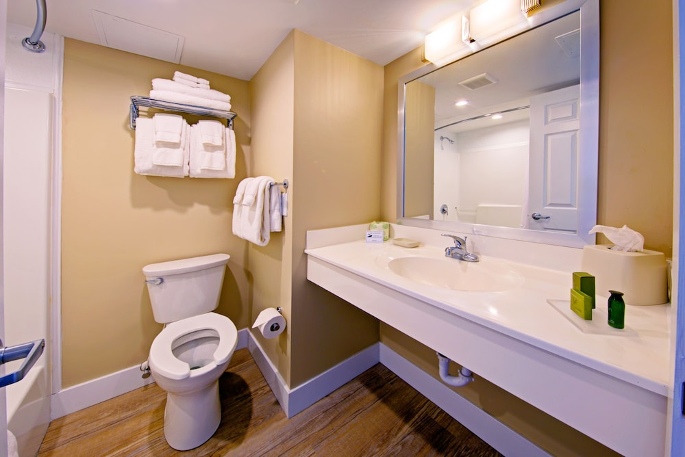 Commander Hotel & Suites - photo 42