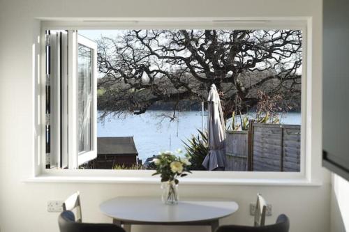 Breakfast With A View Free Parking and Water Access in Fareham, United Kingdom