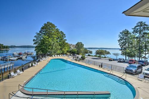 Walk to Lake Keowee Salem Townhome with Deck — 4-Star Luxury Hotel in Salem, United States