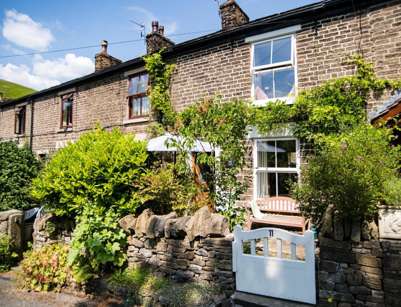 Beautiful Country Cottage — 4-Star Luxury Hotel in Hayfield, United Kingdom
