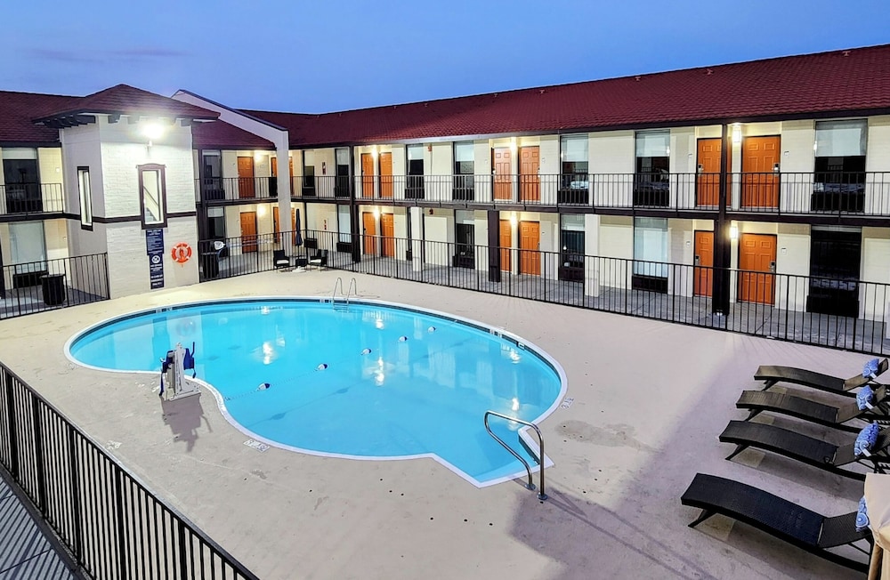 Baymont Inn & Suites by Wyndham Chattanooga - photo 15