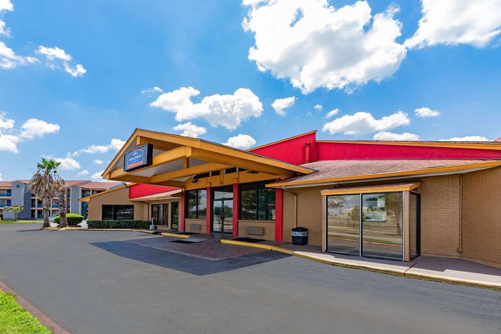Howard Johnson by Wyndham Houston Hobby Airport - photo 5