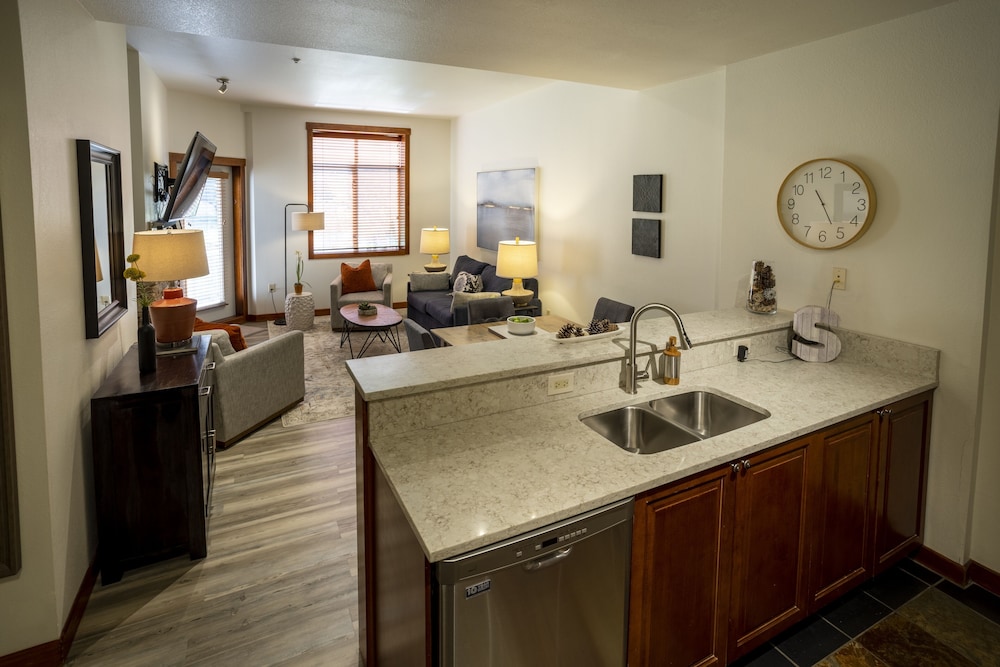 3106 One Bedroom Den Deluxe Powderhorn Lodge 1 Hotel Room by RedAwning - photo 9