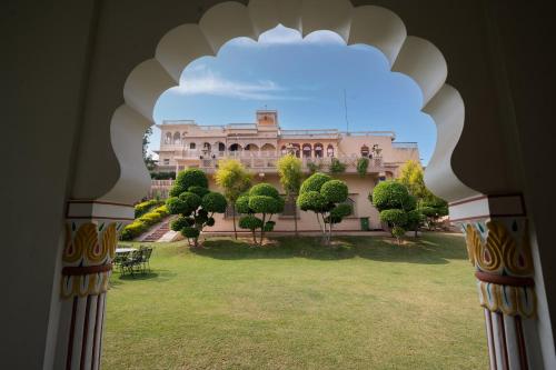 Fort Beejwar Chauhan by AAYAMs Neemrana — hotel in Shahjanpur