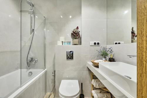 AC Bath Smart Tv Center Apartment — 4-Star Luxury Hotel in Warsaw, Poland