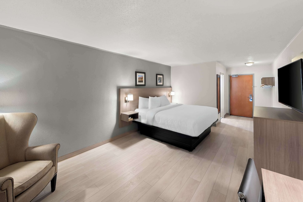 Clarion Inn & Suites and Convention Center - photo 14
