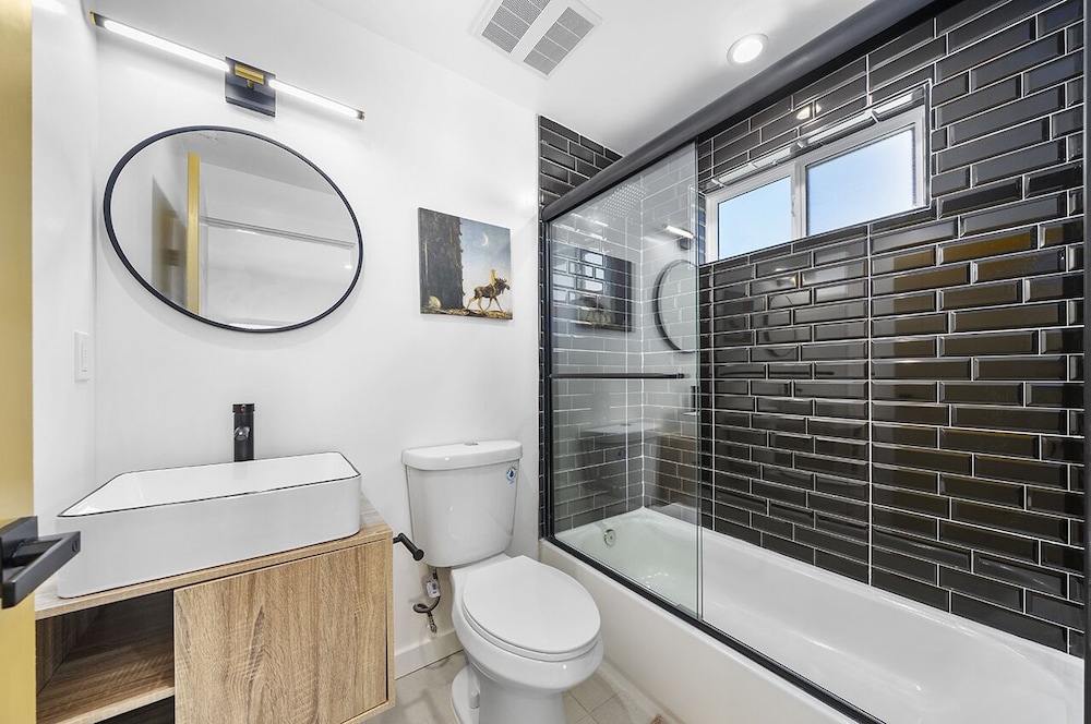 Downtown LA Stylish Bedrooms - photo 32