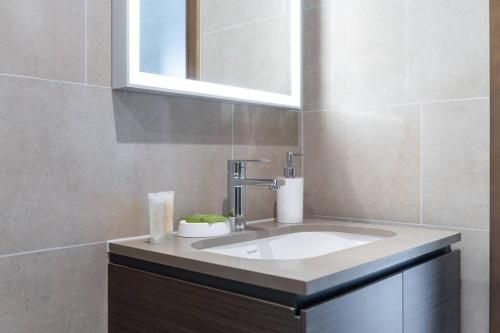 Intimate Apartment with Scenic View of Dubai Creek — 4-Star Luxury Hotel in Dubai, United Arab Emirates
