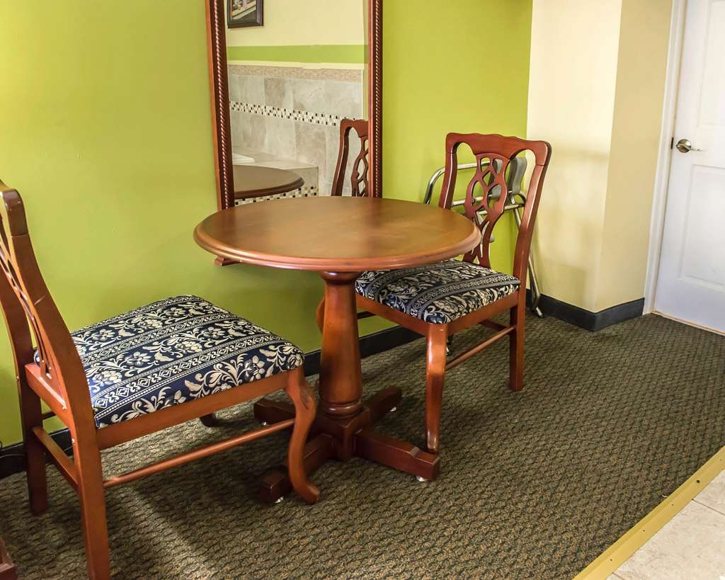Econo Lodge Jefferson Hills Hwy 51 - photo 13
