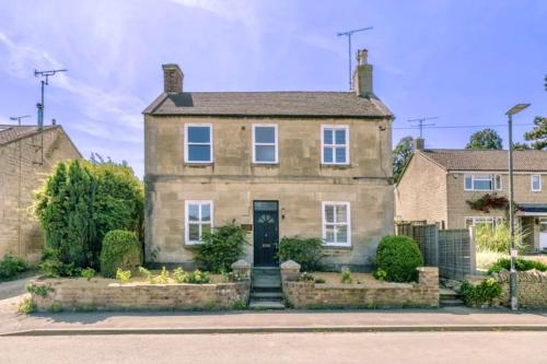 Luxury Cotswolds Cottage with Hot Tub — 4-Star Luxury Hotel in Winchcombe, United Kingdom
