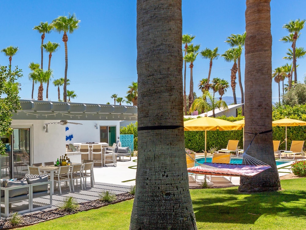 Mellow Yellow Butterfly — 4-Star Luxury Hotel in Palm Springs, United States