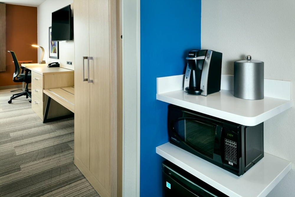 Holiday Inn Express & Suites Medford by IHG - photo 9