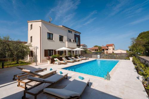 Traumhaftes Apartment nur 100 Meter zum Strand mit Jacuzzi Meerblick Salzwasserpool — 4-Star Luxury Hotel in Funtana, Croatia