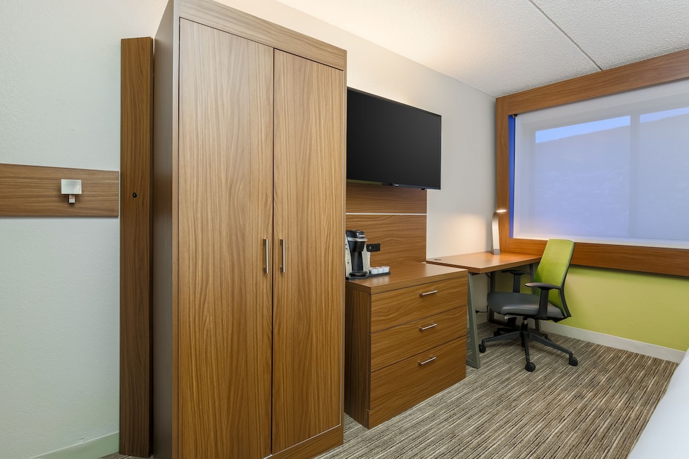Holiday Inn Express Milwaukee West Medical Center by IHG - photo 18