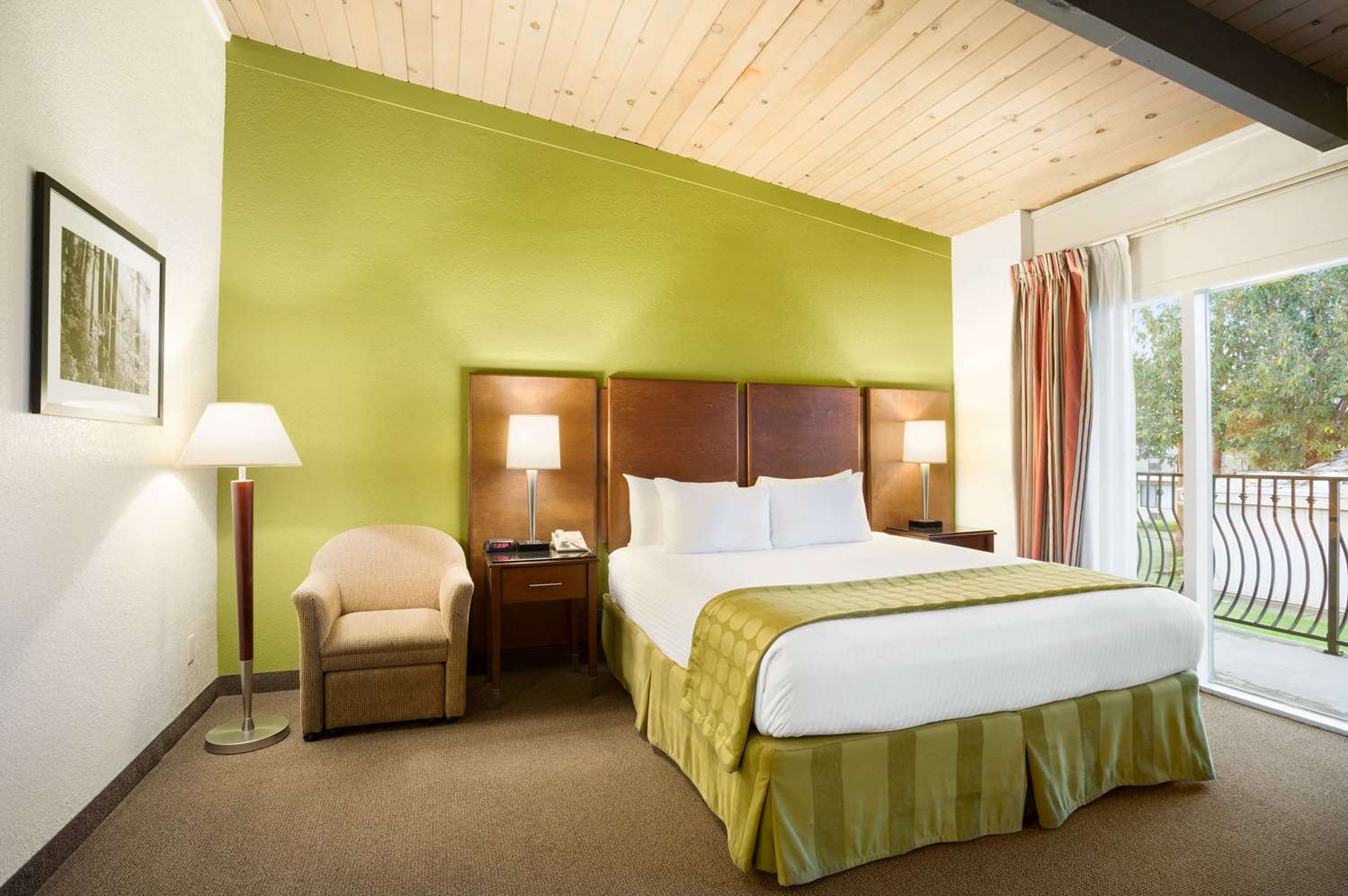 Ramada Hotel and Conference Center by Wyndham San Diego North - photo 4
