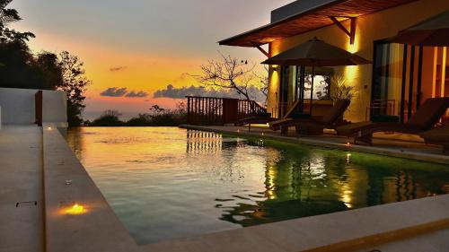 Villa Chris Stunning 4BR with Ocean & Sunset View — 4-Star Luxury Hotel in Pecatu, Indonesia