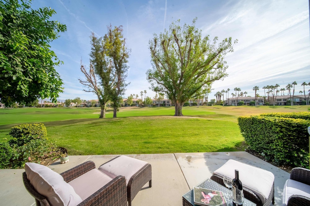 2BD PGA West Condo with Fairway Views — 4-Star Luxury Hotel in La Quinta, United States