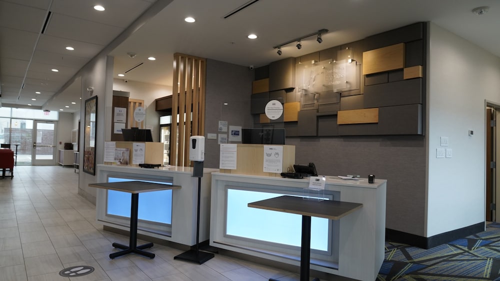 Holiday Inn Express & Suites Dallas Central Market Center by IHG - photo 11