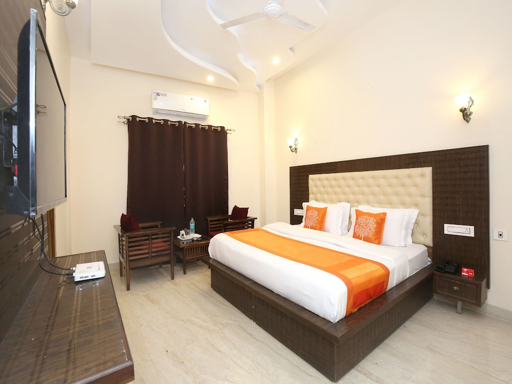 OYO 10330 Hotel Golden Brooks