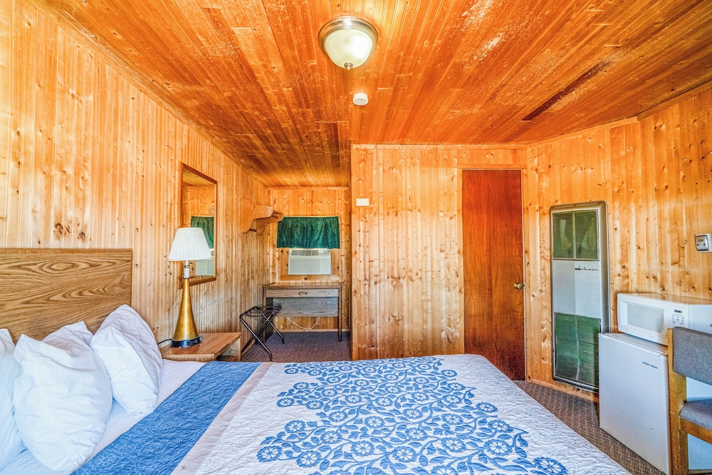 Green Acre Motel by OYO Near Rush County Airport - photo 14