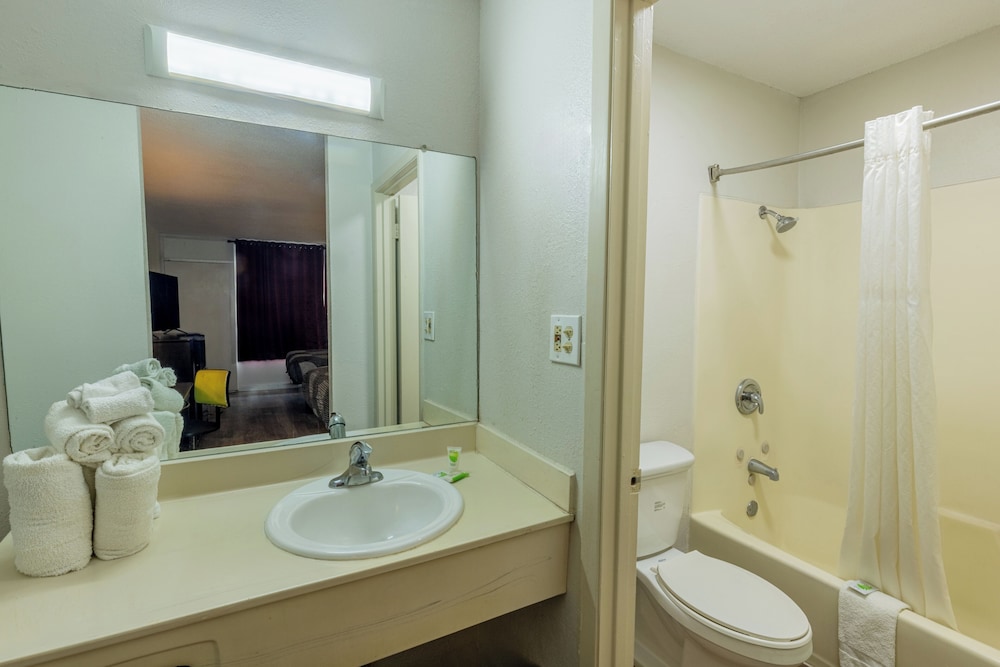Executive Inn Beeville US 181 By Capital O - photo 9