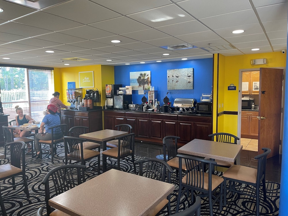 Days Inn & Suites by Wyndham Fort Pierce I 95 - photo 14