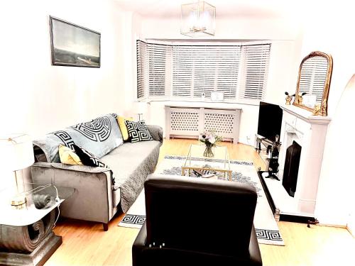 Stunning Modern Cozy 5 star 3 bedroom house Free Parking Greater London Metro Stations hosted by Tony — 4-Star Luxury Hotel in Catford, United Kingdom