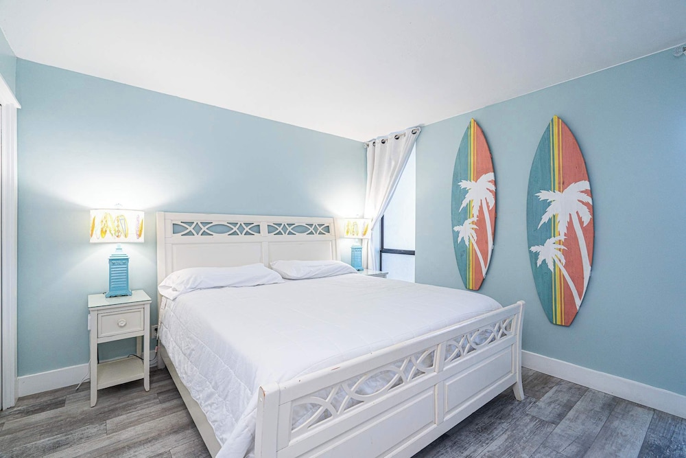 Edgewater Oasis Gorgeous Resort Condo on Beach - photo 2