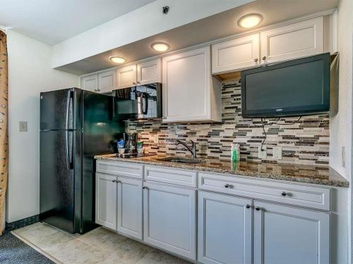 Magnificent Views from this 15th Floor 1BR 1BA - photo 6