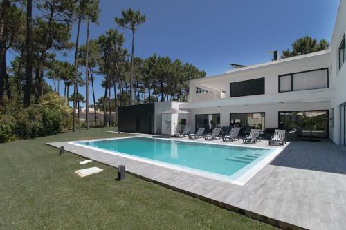 Villa Alfazema IV — 4-Star Luxury Hotel in Charneca, Portugal
