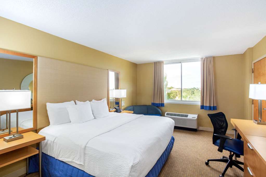 La Quinta Inn & Suites by Wyndham Sarasota Downtown - photo 23
