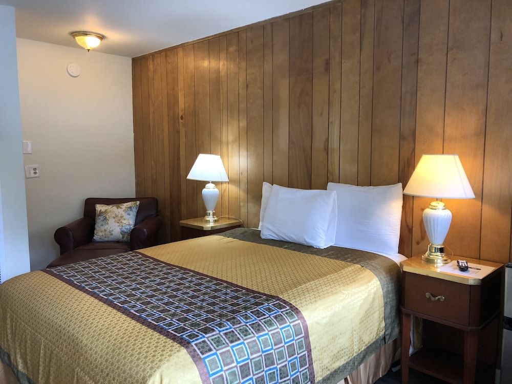 Cedar Inn & Suites - photo 12