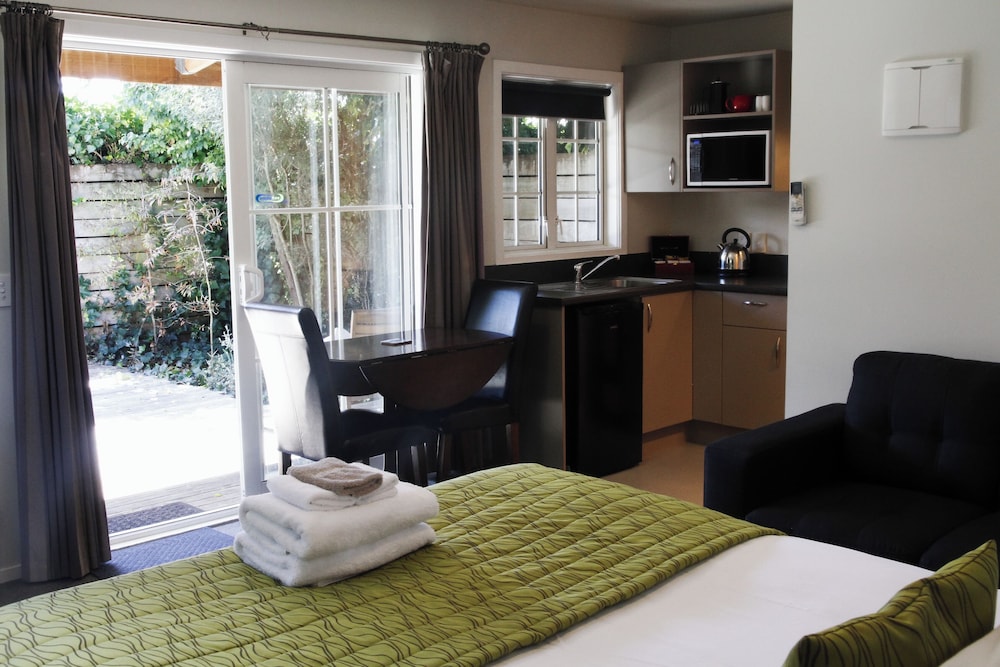 Cranford Cottages And Motel