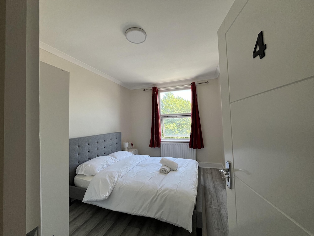 New Spacious 4 Bed Apartment in Kew Bridge — 4-Star Luxury Hotel in Brentford, United Kingdom