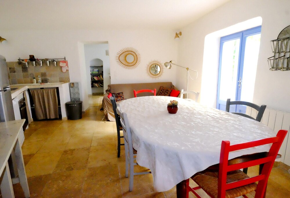 Charmante Maison à Bonnieux avec Terrasse et Vue sur le Jardin — 4-Star Luxury Hotel in Bonnieux, France