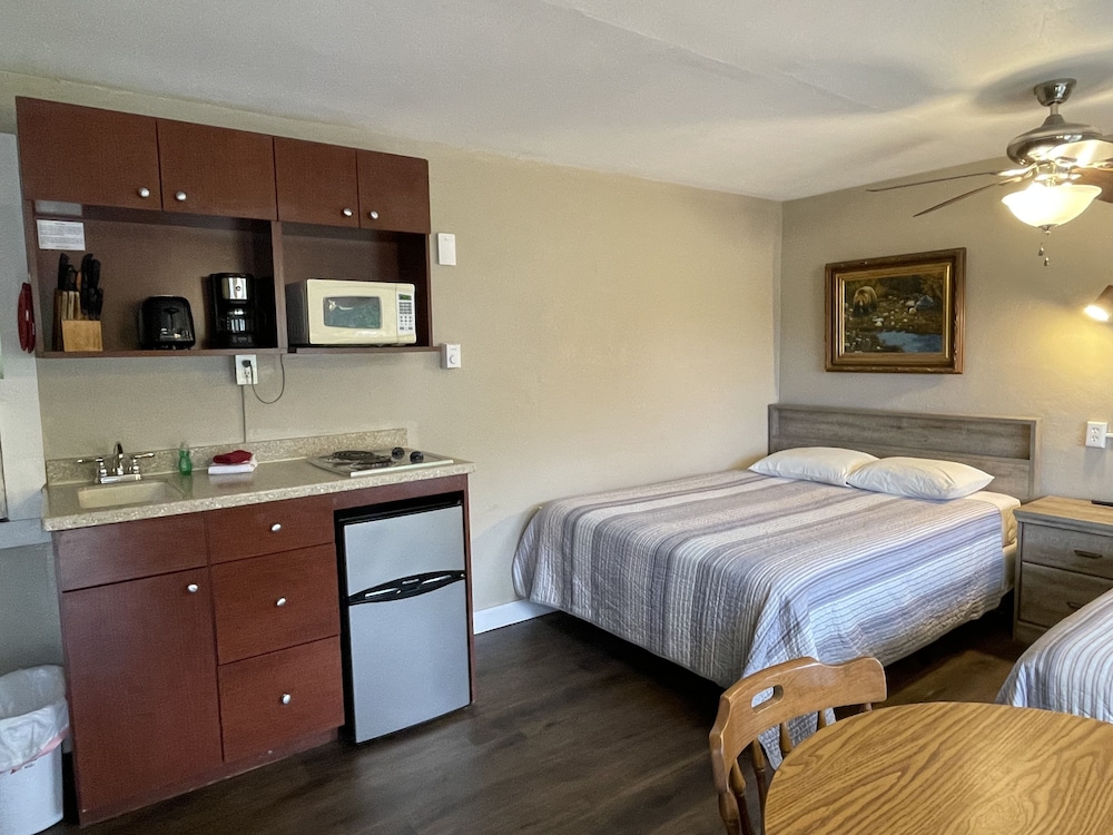 Hill View Motel and Cottages - photo 26