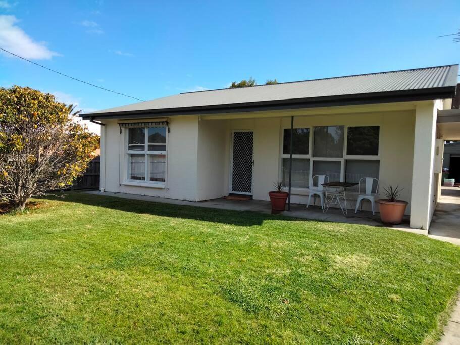 Comfortable Three Bedroom Home Close To the Beach — 4-Star Luxury Hotel in Lakes Entrance, Australia