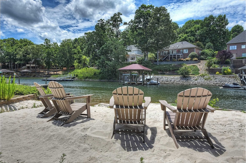 Island Point by Avantstay Sleeps 18 Dock — hotel in Sherrills Ford